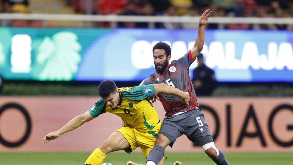epa12853211 Fonzy Ranchain (R) of New Caledonia battles for the ball with Bailey Cadamarteri (L) of Jamaica during a qualifying 2026 FIFA World Cup playoff soccer match between New Caledonia and Jamaica in Guadalajara, Mexico, 26 March 2026.  EPA/Francisco Guasco