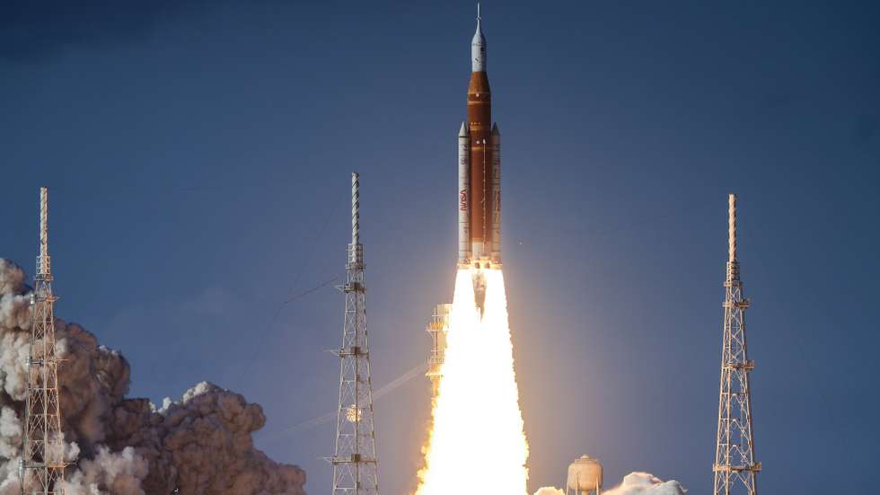 epaselect epa12865369 The Space Launch System (SLS) rocket carrying the Orion capsule for the Artemis II mission lifts off from Launch Pad 39B at the Kennedy Space Center in Titusville, Florida, USA, 01 April 2026. The crew includes NASA astronauts Reid Wiseman, commander, Victor Glover, pilot, Christina Koch, mission specialist, and Canadian Space Agency (CSA) astronaut Jeremy Hansen, mission specialist. The mission will conduct a crewed flyby of the Moon, the first human flight beyond low Earth orbit since 1972.  EPA/CRISTOBAL HERRERA-ULASHKEVICH