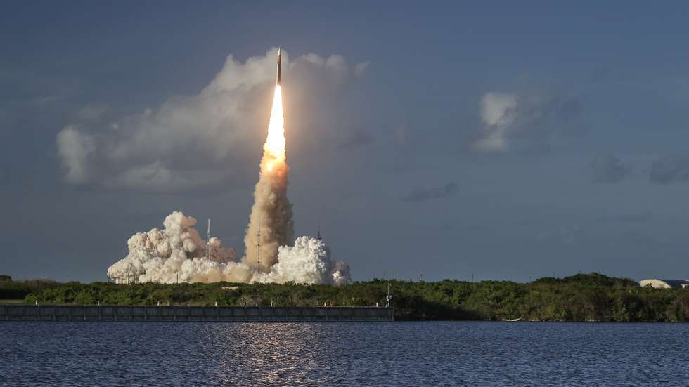 epa12865372 The Space Launch System (SLS) rocket carrying the Orion capsule for the Artemis II mission lifts off from Launch Pad 39B at the Kennedy Space Center in Titusville, Florida, USA, 01 April 2026. The crew includes NASA astronauts Reid Wiseman, commander, Victor Glover, pilot, Christina Koch, mission specialist, and Canadian Space Agency (CSA) astronaut Jeremy Hansen, mission specialist. The mission will conduct a crewed flyby of the Moon, the first human flight beyond low Earth orbit since 1972.  EPA/CRISTOBAL HERRERA-ULASHKEVICH