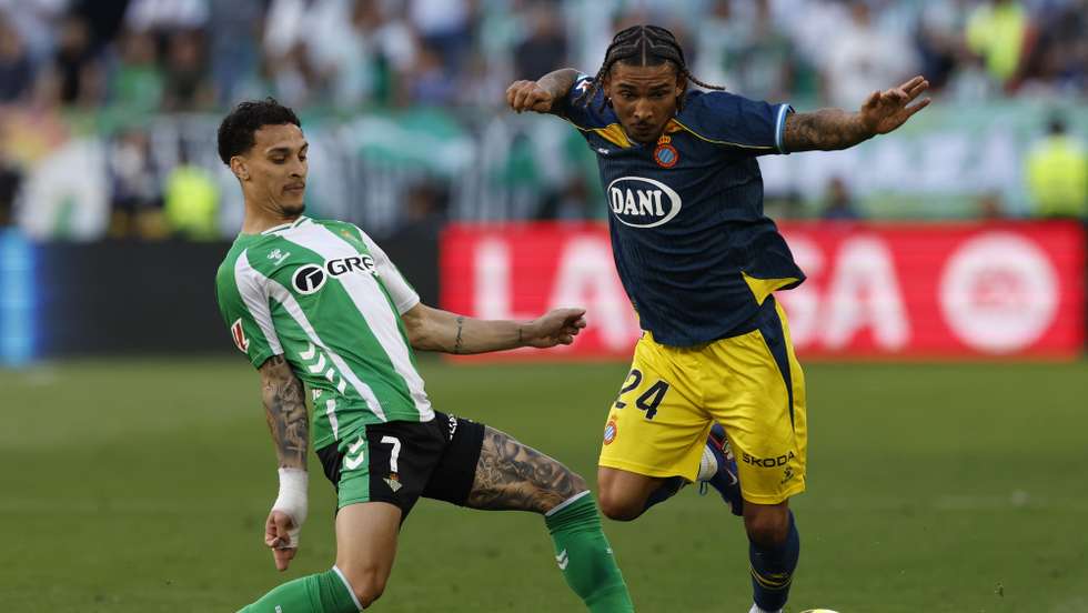 epa12869412 Espanyol's Tyrhys Dolan (R) in action against Betis' Antony (L) during the Spanish LaLiga soccer match between Real Betis and RCD Espanyol, in Seville, Spain, 04 April 2026.  EPA/JULIO MUNOZ