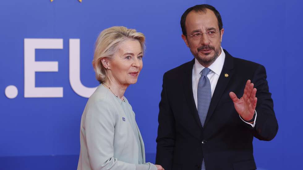 epa12910490 Cyprus' President Nikos Christodoulides (R) welcomes European Commission President Ursula von der Leyen on the day of a summit of the European Union and regional partners' leaders in Nicosia (Lefkosia), Cyprus, 24 April 2026. EU leaders are expected to address the current geopolitical developments and Europe's response to it.  EPA/YVES HERMAN / POOL