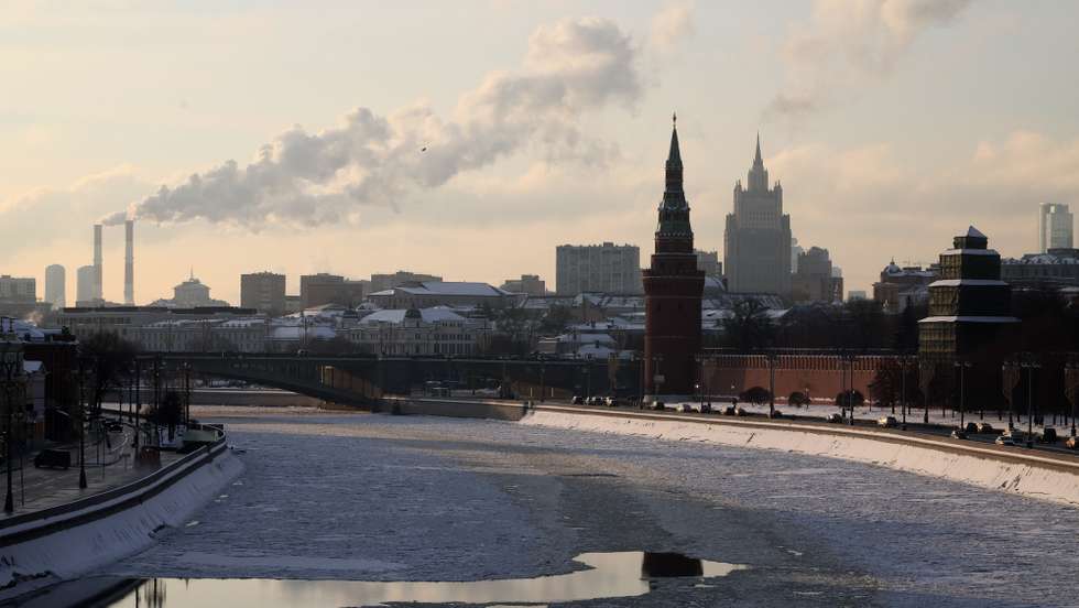 epa12682678 A view of the partly frozen River Moskwa, backdropped by the Kremlin during a frosty day in Moscow, Russia, 26 January 2026.  EPA/MAXIM SHIPENKOV
