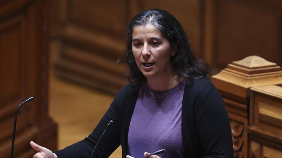 A líder parlamentar do Partido Comunista Português (PCP), Paula Santos, durante o debate na especialidade do Orçamento do Estado para 2026, na Assembleia da República em Lisboa, 24 de novembro de 2025. ANTÓNIO COTRIM/LUSA