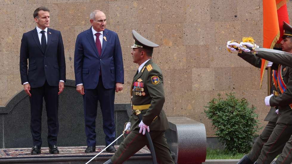 epa12933976 Armenian Prime Minister Nikol Pashinyan (C) and French President Emmanuel Macron attend a welcoming ceremony at the Presidential Residence in Yerevan, Armenia, 05 May 2026.  EPA/VAHRAM BAGHDASARYAN /PHOTOLURE/