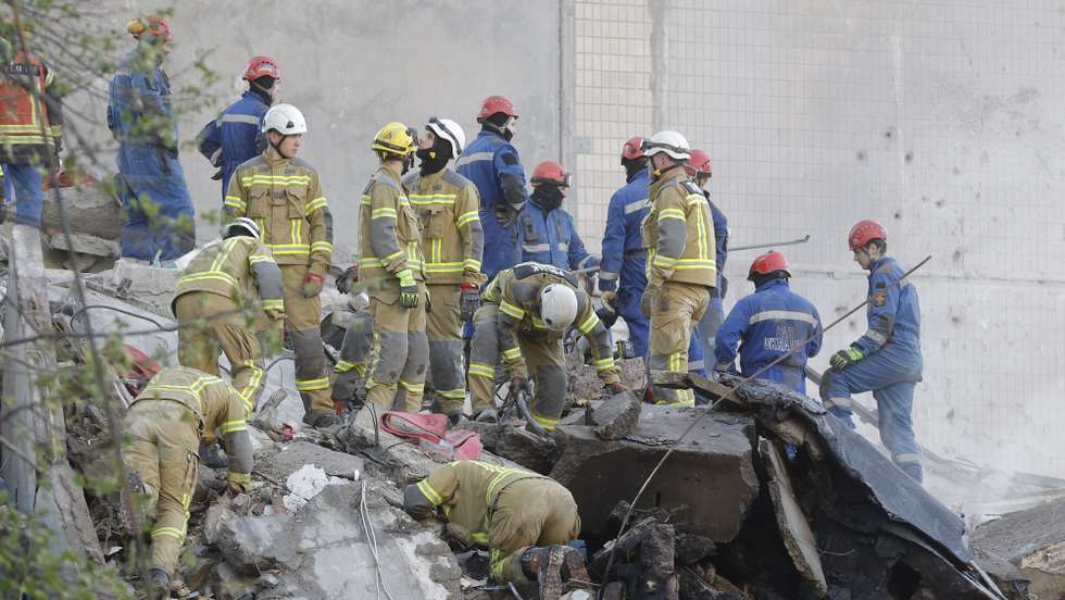 epa12956154 Ukrainian rescuers work at the site of a Russian strike on the nine-storey residential building in Kyiv, Ukraine, 14 May 2026, amid the Russian invasion. At least three people were killed, and ten people are missing, dozens of others (including a one-month-old baby) were injured after an overnight combined Russian attack with drones and missiles hit the Ukrainian capital, according to the State Emergency Service of Ukraine.  EPA/SERGEY DOLZHENKO