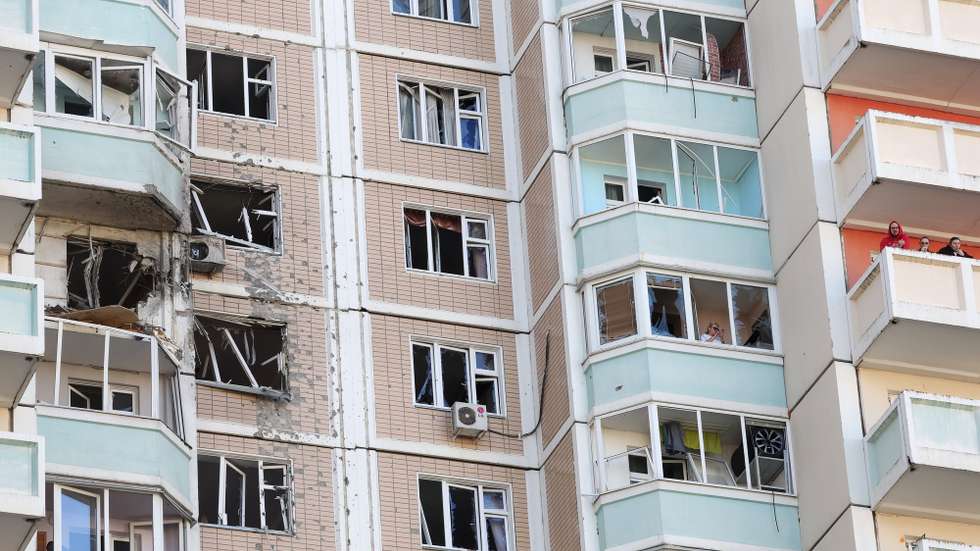 epa12966854 A damaged apartment building following a drone attack outside Moscow, Russia, 17 May 2026. According to Russian authorities, at least three people were killed in overnight drone attacks. Air defenses shot down 556 Ukrainian drones in more than a dozen regions, including Moscow.  EPA/MAXIM SHIPENKOV