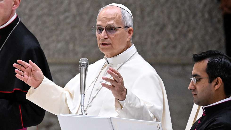 epa13008861 Pope Leo XIV (C) leads his audience with the Association of Italian Catholic Guides and Scouts (AGESCI) in the Paul VI hall, Vatican City, 01 June 2026.  EPA/RICCARDO ANTIMIANI