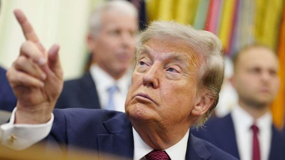epa13131054 US President Donald Trump takes a question during an announcement on US nuclear innovation in the Oval Office at the White House in Washington, DC, USA, 24 July 2026. The announcement came after the Marine Minerals Administration and the Nuclear Regulatory Commission signed an agreement on 22 July to coordinate oversight of potential nuclear energy projects on the US Outer Continental Shelf.  EPA/BONNIE CASH / POOL