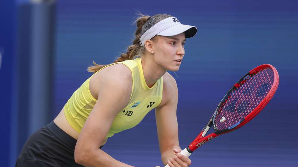 epa13221087 Elena Rybakina of Kazakhstan in action against Naomi Osaka of Japan during the Women's Singles round 4 of the US Open Tennis Championships at the USTA Billie Jean King National Tennis Center in Flushing Meadows, New York, USA, 07 September 2026. The 2026 US Open tournament runs from 23 August through 13 September.  EPA/SARAH YENESEL