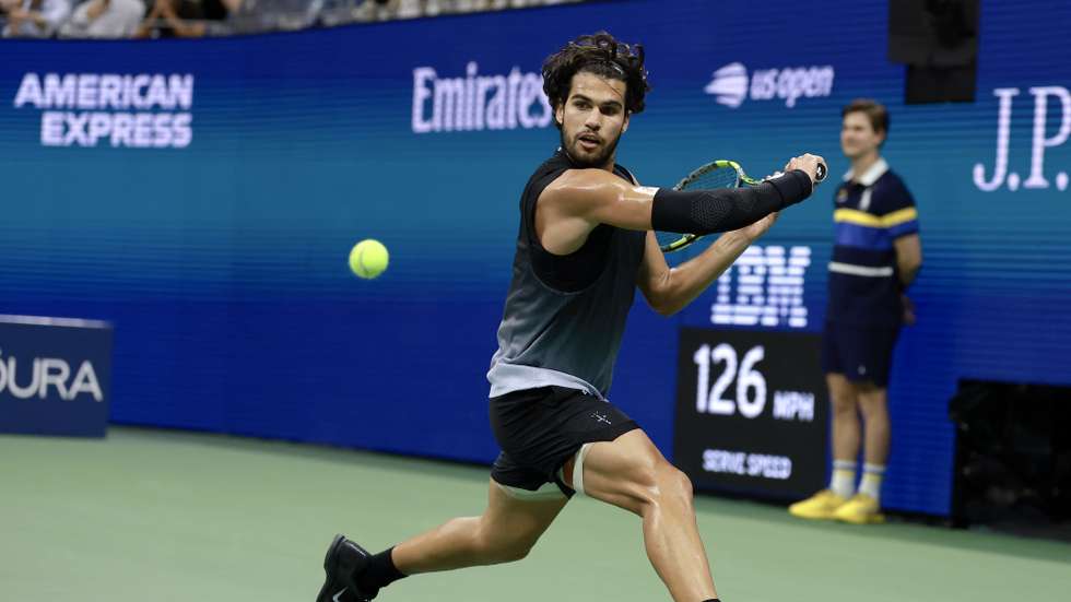 epa13224330 Carlos Alcaraz of Spain in action against Ben Shelton of the USA during their Men's Singles Quarterfinals match of the US Open Tennis Championships at the USTA Billie Jean King National Tennis Center in Flushing Meadows, New York, USA, 08 September 2026.  EPA/CRISTOBAL HERRERA-ULASHKEVICH