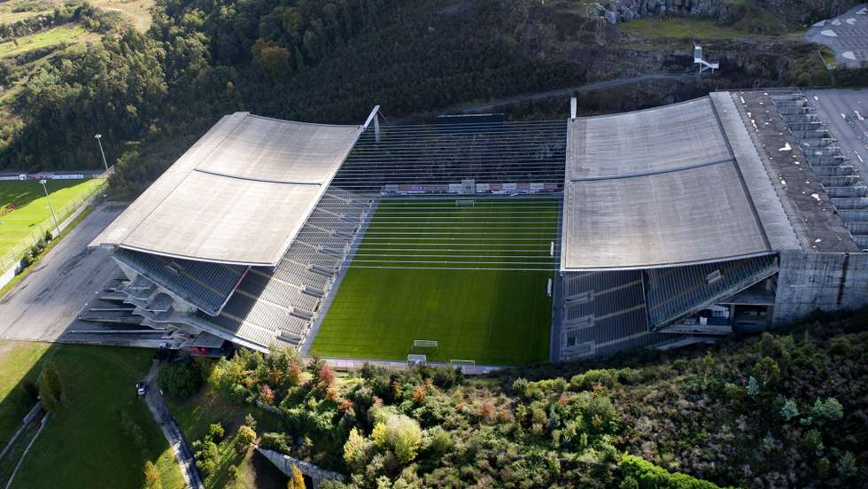 Vista aérea do Estádio Municipal de Braga, em Braga, 27 de setembro de 2022. Considerado por muitos a joia da coroa” do Campeonato da Europa, o Estádio Municipal de Braga (a Pedreira) é um projeto do arquiteto Souto Moura, inserido no amplo Parque Urbano Norte, e foi inaugurado no dia 31 de dezembro de 2003. HUGO DELGADO/LUSA