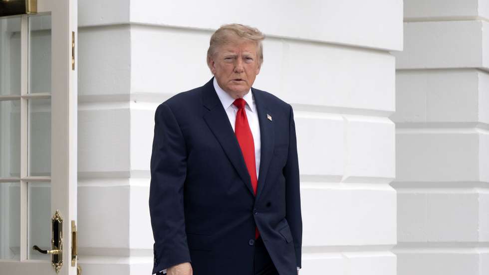 epa13294917 US President Donald Trump departs from the South Lawn of the White House in Washington, DC, USA, 10 October 2026. Trump is traveling to Clarksville, Tennessee, to attend a campaign rally in support of Republican candidates running in the November elections.  EPA/RON SACHS / POOL