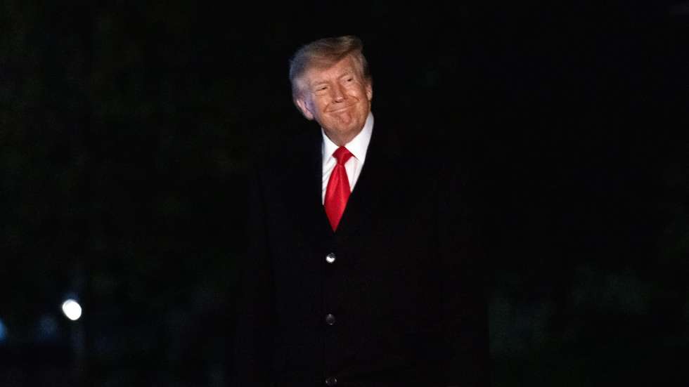 epa13295552 United States President Donald Trump smiles as he walks to the residence on the South Lawn of the White House in Washington, DC, USA, 10 October 2026. Trump is travelled to Clarksville, Tennessee, to attend a campaign rally in support of Republican candidates running in the November elections.  EPA/RON SACHS / POOL