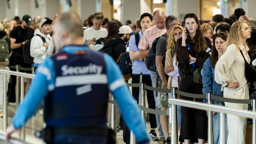 epa13190516 Travelers wait in long queues at Schiphol Airport near Amsterdam, the Netherlands, 25 August 2026, due to work stoppages by security guards. Security guards at Schiphol are staging work stoppages. The unions have been complaining for months about the increased workload for security guards since Schiphol switched from five to three security companies earlier this year.  EPA/REMKO DE WAAL