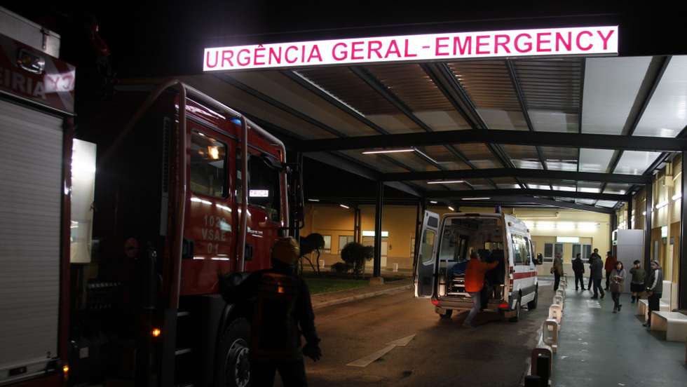 Elementos dos bombeiros à entrada das urgência do Hospital de Leiria devido uma inundação provocada por uma rotura num tubo do segundo andar do serviço da unidade do Centro Hospitalar Leiria-Pombal, que obrigou esta noite à retirada de utentes para outras zonas do edifício, 23 de janeiro de 2013. PAULO CUNHA / LUSA