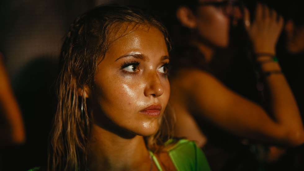 A atriz Mia McKenna-Bruce é um pilar essencial na forma como a inglesa Molly Manning Walker decide mostrar esta espécie de “momento” na vida dos adolescentes britânicos
