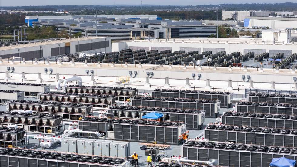epa12400435 An image made with a drone shows air handling units on the roof of a CloudHQ data center in Ashburn, Virginia, USA, 23 September 2025. Virginia is home to more than 650 data centers, the highest concentration of data centers in the world.  EPA/JIM LO SCALZO