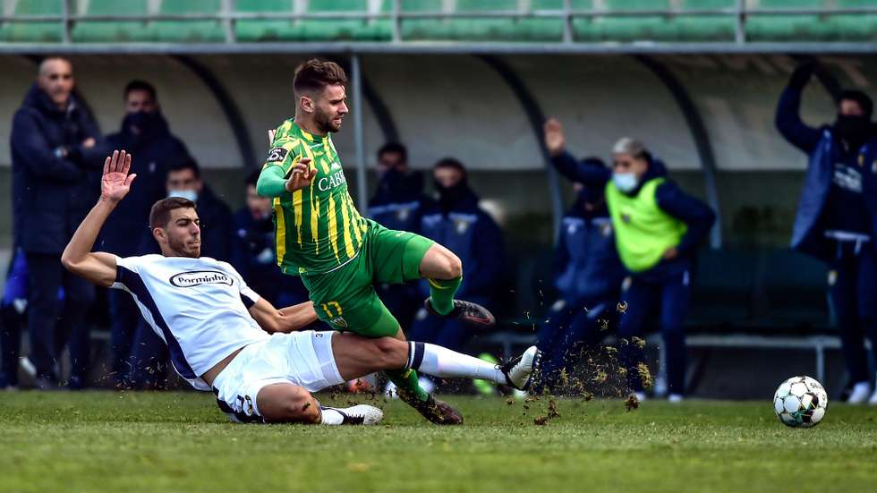 O jogador do CD Tondela Mario Gonzalez (E) disputa a bola com o jogador do Famalicão Babic (D) durante o jogo da 12ª jornada da I Liga de Futebol, disputado no Estádio João Cardoso, em Tondela, 03 de Janeiro de 2021. NUNO ANDRÉ FERREIRA/LUSA