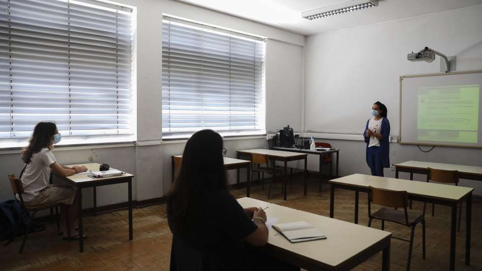 Uma aula na escola Secundária Dr. Serafim Leite, durante uma reportagem no âmbito do ranking das escolas, em São João da Madeira, 22 de junho de 2020. O ‘ranking’ da Lusa, feito com base em dados disponibilizados pelo Ministério da Educação, tem em conta apenas as escolas onde foram feitos pelo menos 100 exames, analisando por isso as classificações de mais de 221 mil exames de 514 estabelecimentos de ensino públicos e privados. (ACOMPANHA TEXTO DA LUSA DO DIA 27 DE JUNHO DE 2020). JOSÉ COELHO/LUSA