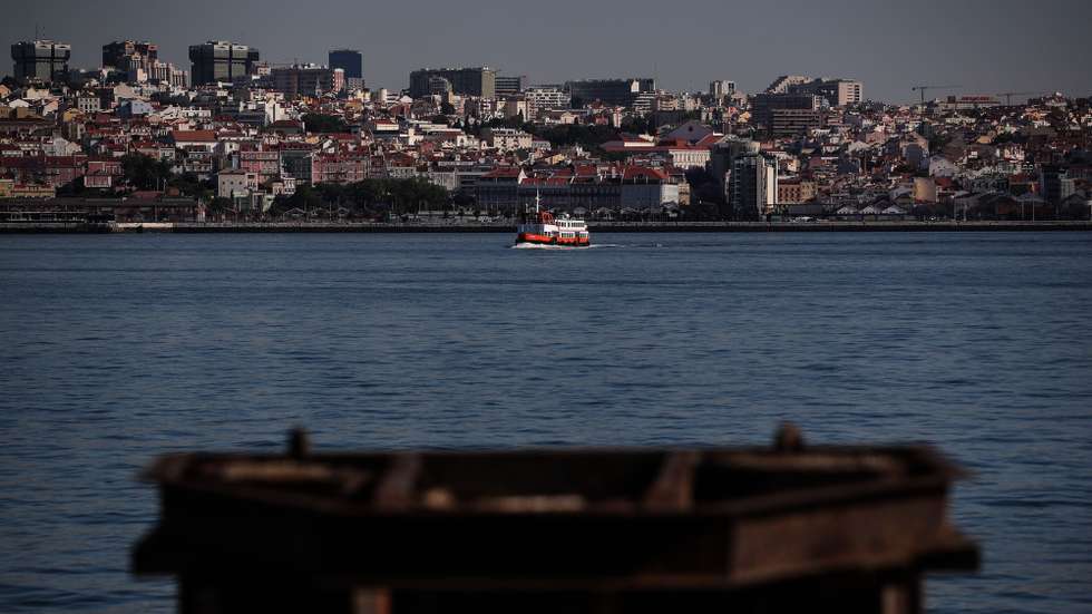 Um cacilheiro atravessa o rio Tejo em direção a Cacilhas, em Cacilhas, Almada, 20 de maio de 2020. O transporte rodoviário foi reforçado com a entrada do segunda fase do desconfinamento devido à pandemia da covid-19, apesar disso as carreiras continuam com poucas pessoas o que contrasta com a grande utilização dos transportes fluviais da Transtejo/Soflusa. (ACOMPANHA TEXTO). MÁRIO CRUZ/LUSA