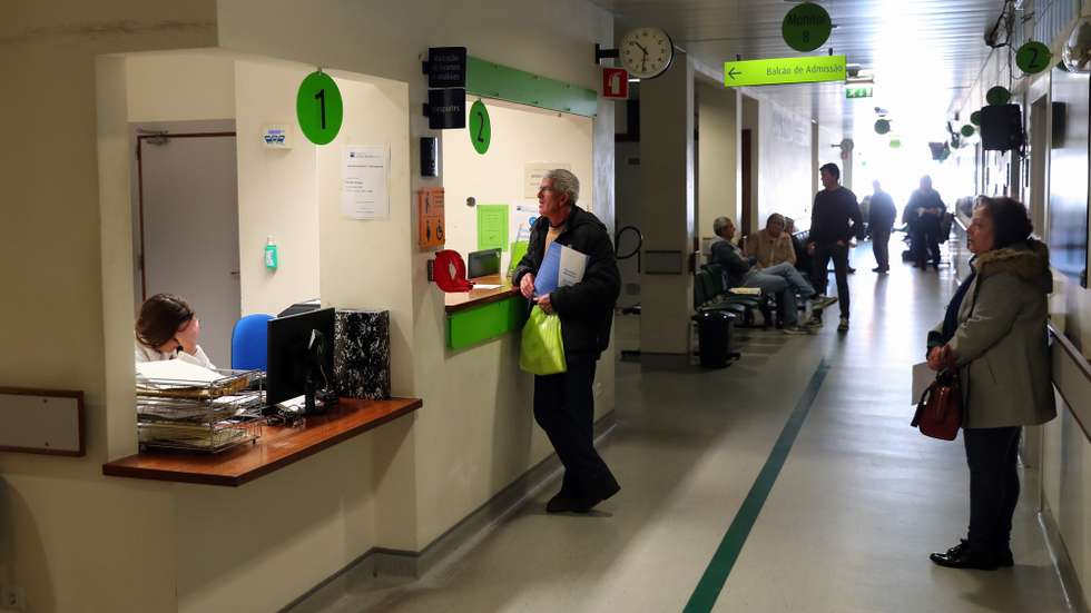 Utentes numa sala de espera do Hospital do Espírito Santo de Évora, em Évora, 06 de dezembro de 2019. NUNO VEIGA/LUSA
