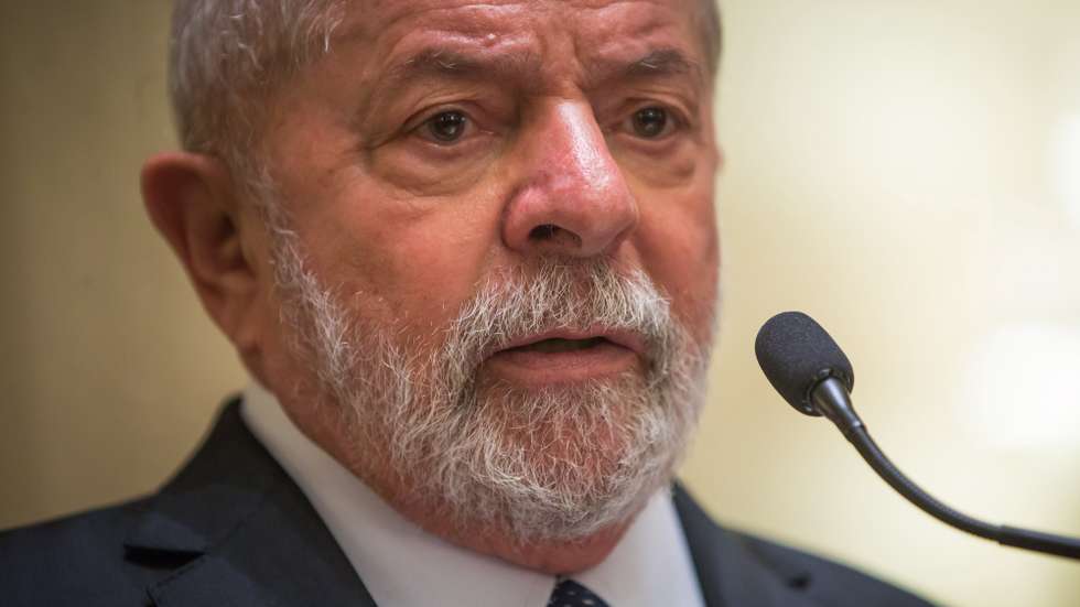 epa09586938 Former Brazilian president Luiz Inacio Lula da Silva speaks during a press conference after he received an award for the '2021 Political Courage Prize' in Paris, France, 17 November 2021. The French magazine 'Politique Internationale' has chosen the former Brazilian president Luiz Inacio Lula da Silva for the work he accomplished during his two terms in office (2003-2011).  EPA/CHRISTOPHE PETIT TESSON