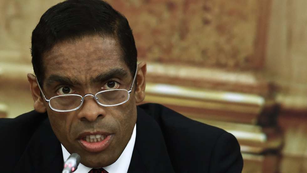 O presidente do Banco Espirito Santo Angola (BESA), Álvaro Sobrinho, responde às questões dos deputados durante a sua audição na Comissão Parlamentar de Inquérito à gestão do BES e do Grupo Espírito Santo, a decorrer na Assembleia da República em Lisboa, 18 de dezembro de 2014. A 03 de agosto, o Banco de Portugal (BdP) tomou o controlo do BES, após a apresentação de prejuízos semestrais de 3,6 mil milhões de euros, e anunciou a separação da instituição em duas entidades: o chamado banco mau (um veículo que mantém o nome BES e que concentra os ativos e passivos tóxicos do BES, assim como os acionistas) e o banco de transição que foi designado Novo Banco. ANTÓNIO COTRIM/LUSA
