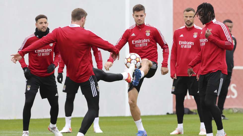 Sessão de treino do Sport Lisboa e Benfica com os jogadores: Taarabt, Weigl, Seferovic e Meite