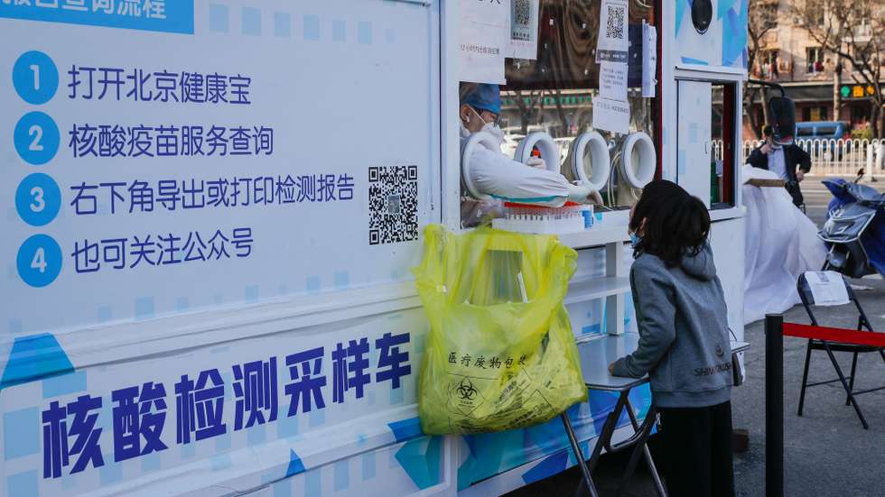 epa09840228 A child undergoes a Covid-19 test in Beijing, China, 21 March 2022. According to a report from the National Health Commission, the Chinese mainland recorded 1,947 locally transmitted COVID-19 cases with a total of 80 imported COVID-19 cases, six of which are all imported, came from Shanghai.  EPA/MARK R. CRISTINO