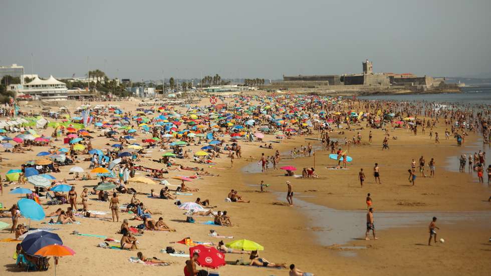 Populares na praia de Carcavelos. Num fim de semana com temperaturas ultrapassar os 40.ºC em diversos distritos do país, sobretudo no interior Norte e Centro e no Alentejo. Segundo o IPMA, as temperaturas máximas vão variar entre os 23º (Porto e Aveiro) e os 43º (Évora) e as mínimas entre os 13º (Bragança e Viseu) e os 26º (Faro). Foi igualmente emitido um aviso laranja de tempo quente até às 5h de domingo, dia 15, para os distritos de Beja, Castelo Branco, Évora e Portalegre e estão ainda sob aviso amarelo os distritos de Braga, Faro, Lisboa, Santarém, Setúbal, Vila Real e Viseu. Carcavelos, 14 de aosto de 2021 MIGUEL A. LOPES/LUSA