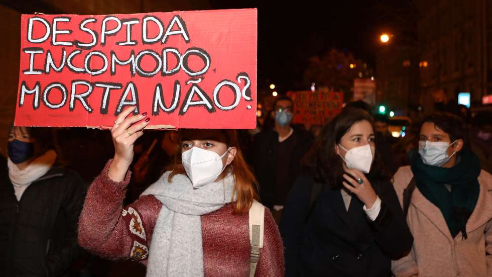 Manifestantes protestam durante uma marcha entre o Largo do Intendente e a Praça do Rossio pelo fim da violência contra as mulheres, em Lisboa, 25 de novembro de 2021. A iniciativa, organizada por um conjunto de associações e coletivos feministas, pretende demonstrar que as denúncias, luta das associações, campanhas de sensibilização e educação, bem como as medidas governamentais, continuam a não ser suficientes para terminar com "esta outra pandemia que se alastra há anos". ANTÓNIO PEDRO SANTOS/LUSA