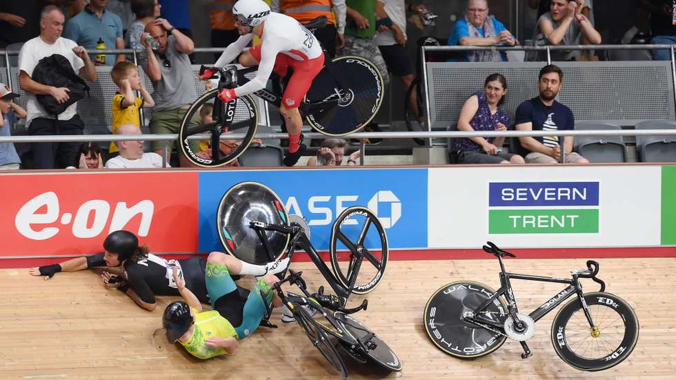 epaselect epa10099837 Matt Walls (top) of England, George Jackson (L) of New Zealand and Joshua Duffy (R) of Australia crash during the Men’s 15km Scratch Race on Day 3 of the XXII Commonwealth Games at the Lee Valley VeloPark in Birmingham, Britain, 31 July 2022.  EPA/ALEX BROADWAY AUSTRALIA AND NEW ZEALAND OUT
