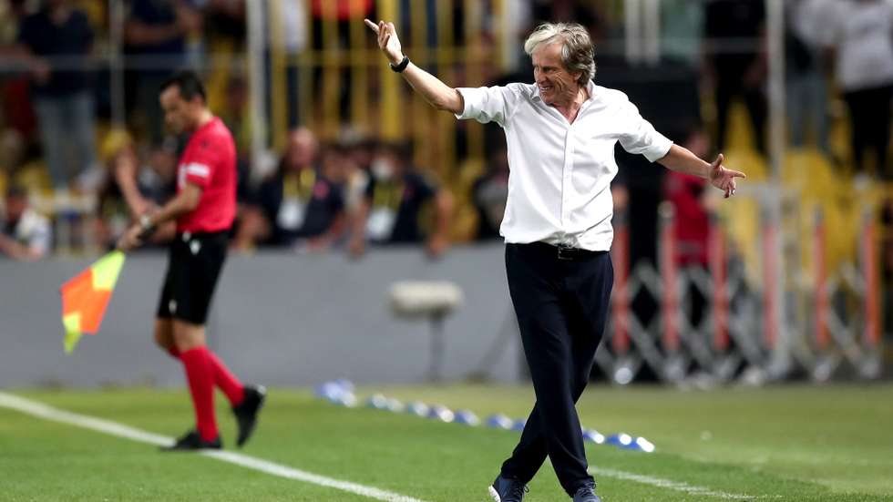 epa10094461 Head coach of Fenerbahce SK Jorge Jesus reacts during the UEFA Champions League qualifier second  leg match between Fenerbahce SK and Dynamo Kyiv in Istanbul, Turkey, 27 July 2022.  EPA/SEDAT SUNA