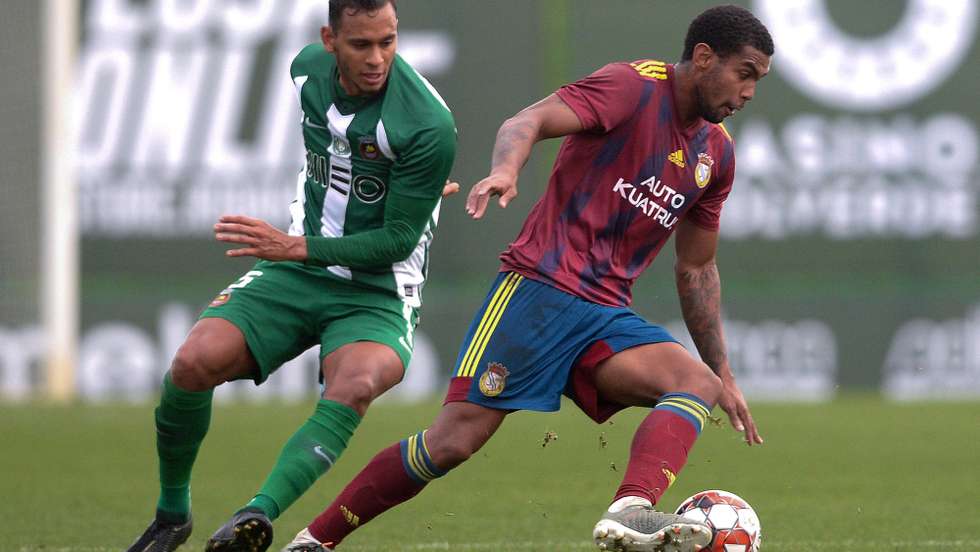 O jogador do Rio Ave, Filipe Augusto (E), disputa a bola com o jogador Alex Apolinário do Alverca durante o jogo de futebol da 4ª eliminatória da Taça de Portugal, disputado no estádio Rio Ave Futebol Clube (Arcos) em Vila do Conde, 24 de novembro de 2019. FERNANDO VELUDO/LUSA