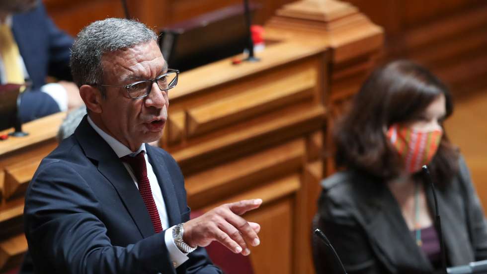 O deputado do Partido Social Democrata (PSD), Duarte Pacheco, intervém durante o debate e votação da proposta do orçamento suplementar para 2020, na Assembleia da República, em Lisboa, 17 de junho de 2020. MANUEL DE ALMEIDA/LUSA