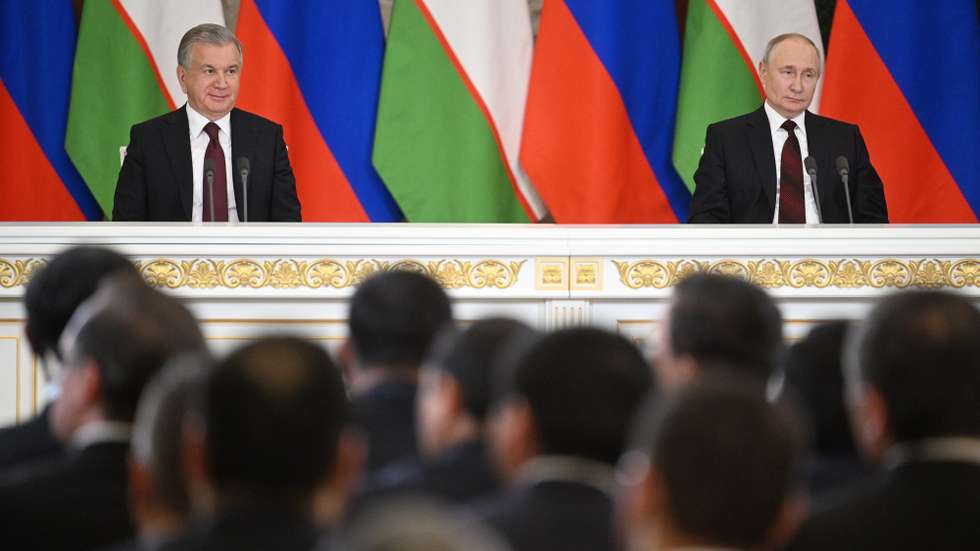 epa10904266 Russian President Vladimir Putin (R) and Uzbek President Shavkat Mirziyoyev attend a press-conference during their meeting at the Kremlin, in Moscow, Russia, 06 October 2023. Shavkat Mirziyoyev is on an official visit to Russia.  EPA/PAVEL BEDNYAKOV / SPUTNIK/ KREMLIN POOL MANDATORY CREDIT