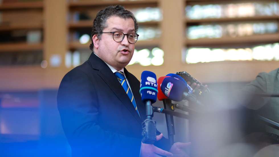 epa12094061 Portuguese State and Finance Minister Joaquim Miranda Sarmento speaks to the media on the day of the Eurogroup finance ministers' meeting in Brussels, Belgium, 12 May 2025.  EPA/OLIVIER HOSLET