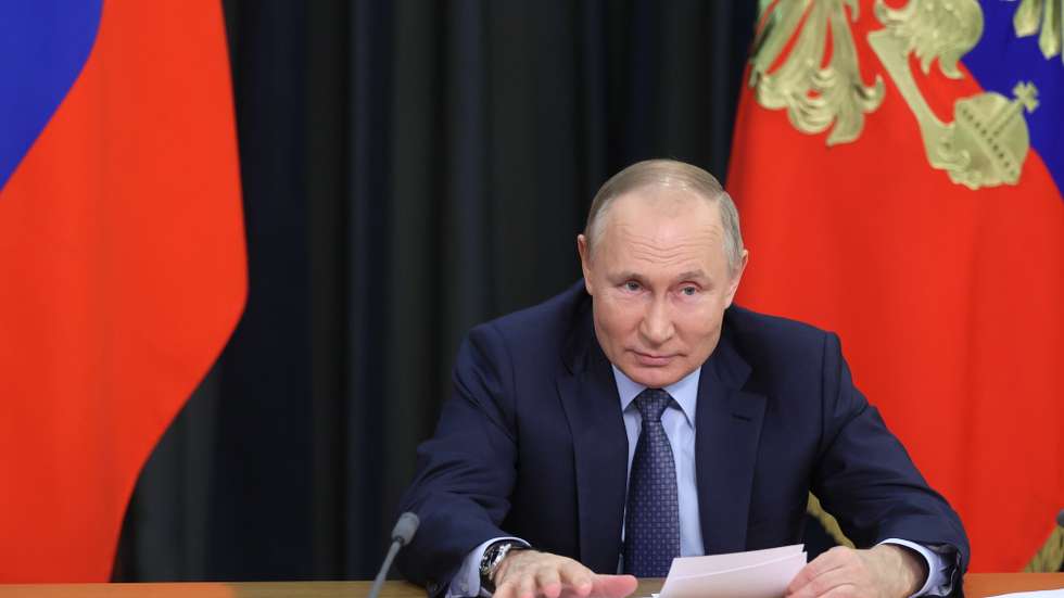 epa09627532 Russian President Vladimir Putin chairs a meeting on economic issues via videoconference at the Bocharov Ruchei residence in Sochi, Russia, 07 December 2021.  EPA/MIKHAEL METZEL / SPUTNIK / KREMLIN POOL MANDATORY CREDIT