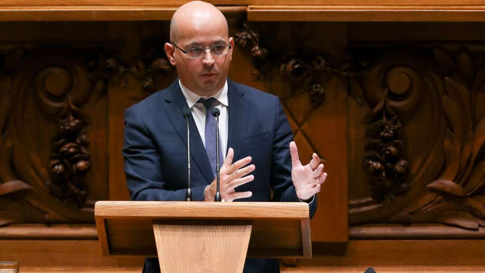 O ministro de Estado e das Finanças,  João Leão, discursa durante o debate parlamentar para  votação do Orçamento de Estado 2021, 26 novembro 2020, na Assembleia da República, em Lisboa.     MANUEL DE ALMEIDA / LUSA