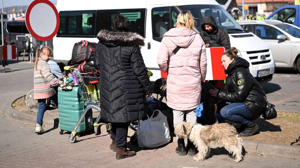 epa09845961 Refugees from Ukraine at an assistance point for refugees in Przemysl, southeastern Poland, 24 March 2022. Since 24 February, when Russia invaded Ukraine, 2.2 million people have crossed the Polish-Ukrainian border into Poland, the Border Guard has reported on 24 March morning.  EPA/Darek Delmanowicz POLAND OUT