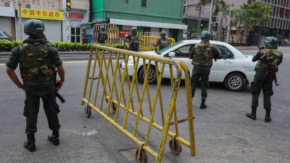 epa09938215 Armed Sri Lankan military personnel inspect vehicles on a downtown street, the day after clashes between government supporters and anti governmental protesters in Colombo, Sri Lanka, 10 May 2022. According to police, at least seven people died, more than 220 people were injured and dozens of vehicles and houses were torched during political unrest that broke out in Sri Lanka on 09 May during which the government enforced an island-wide curfew. Protests have been rocking the country for weeks, calling for the resignation of the president and the government over the alleged failure to address the current economic crisis.  EPA/CHAMILA KARUNARATHNE
