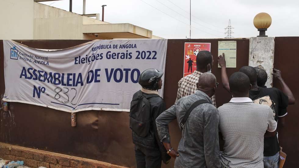 Angolanos observam atas com os resultados eleitorais afixadas junto às assembleias de voto onde decorreram as votações para as eleições gerais de Angola 2022, no município de Viana, Luanda, Angola, 25 de agosto de 2022. As eleições gerais angolanas, quinto escrutínio da história política do país, contaram com candidaturas de oito formações políticas e elegem o Presidente e vice-Presidente da República de Angola. (ACOMPANHA TEXTO). PAULO NOVAIS/LUSA