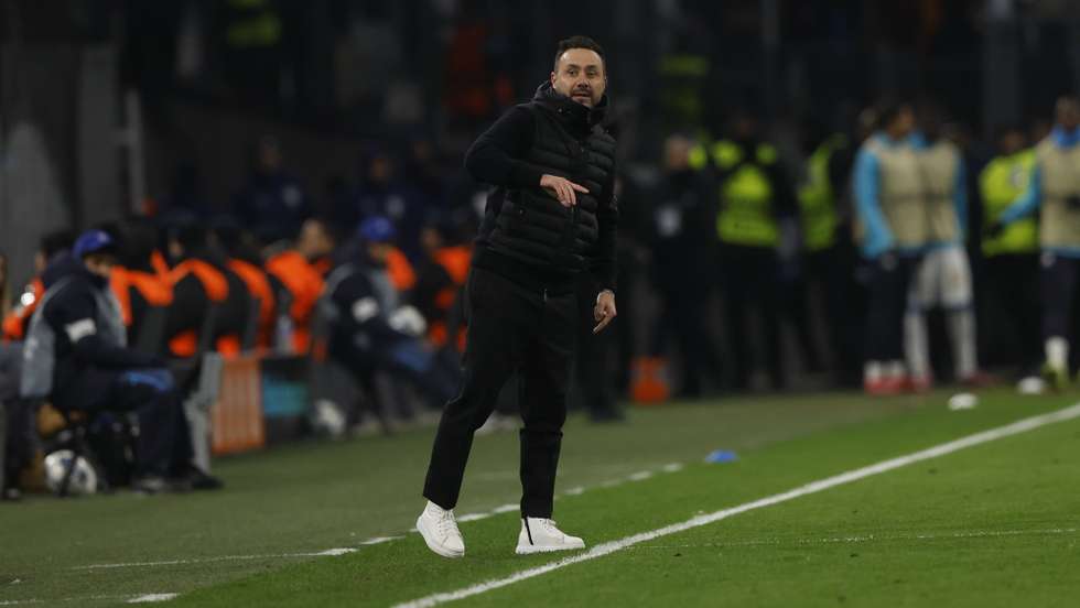 epa12548841 Olympique Marseille's Italian head coach Roberto De Zerbi gestures during the UEFA Champions League league phase match between Olympique Marseille and Newcastle United, in Marseille, France, 25 November 2025.  EPA/GUILLAUME HORCAJUELO