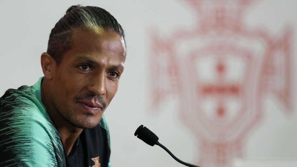 O antigo defesa central anunciou o fim da carreira de atleta