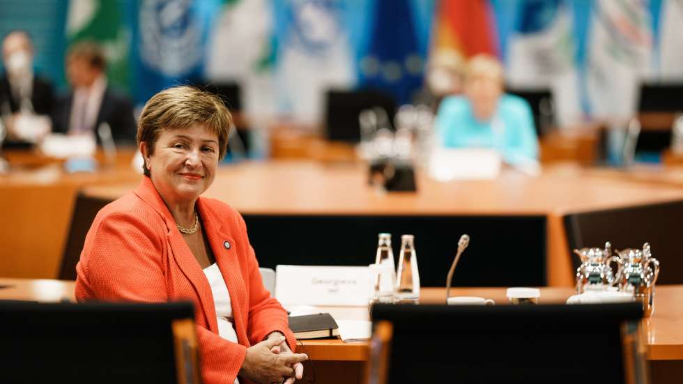 epa09430599 Managing Director of the International Monetary Fund (IMF) Kristalina Georgieva (L) poses for photographers in front of German Chancellor Angela Merkel (R) during a meeting with economic and financial organizations in Berlin at the German chancellery in Berlin, Germany, 26 August 2021. German Chancellor Merkel and the chairmen of international economic and financial organizations met fo a conversation.  EPA/CLEMENS BILAN / POOL