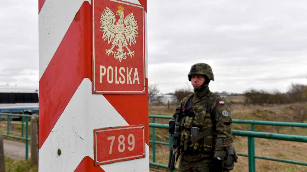 epa08336755 Soldier of the 12th Mechanized Brigade in Szczecin together with police and border guard officers secure the borders with Germany in Bobolin, Poland, 01 April 2020. Poland has temporarily closed its borders for non-citizens to stem the widespread of the SARS-CoV-2 coronavirus which causes the Covid-19 disease.  EPA/Marcin Bielecki POLAND OUT