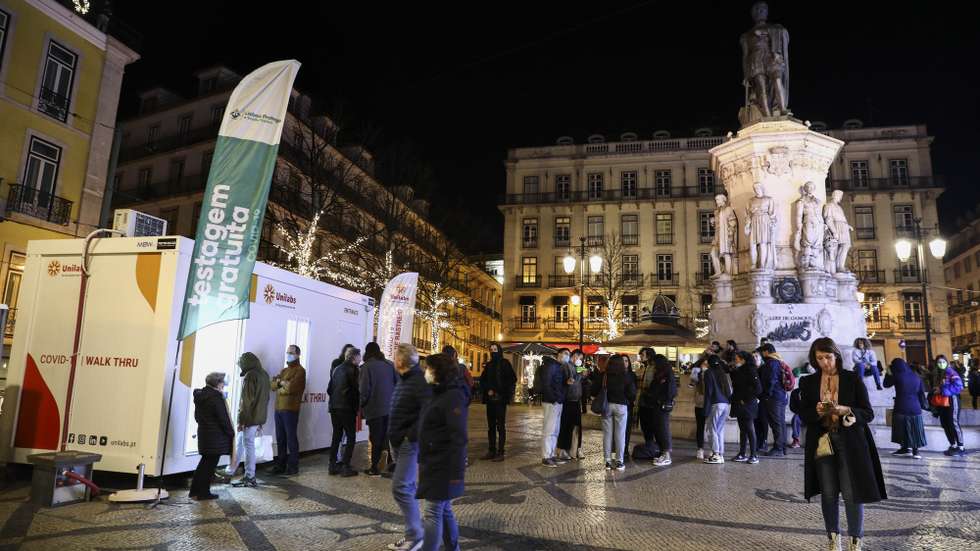 Pessoas aguardam para realizarem um teste à covid -19, perto dos locais de animação noturna, em Lisboa, 03 de dezembro de 2021. Portugal entrou a 01 de dezembro em situação de calamidade e o acesso a lares, estabelecimentos de saúde e grandes eventos culturais ou desportivos passa a exigir a apresentação de teste de deteção do vírus SARS-CoV-2 com resultado negativo, mesmo para pessoas vacinadas contra a covid-19. ANTÓNIO COTRIM/LUSA
