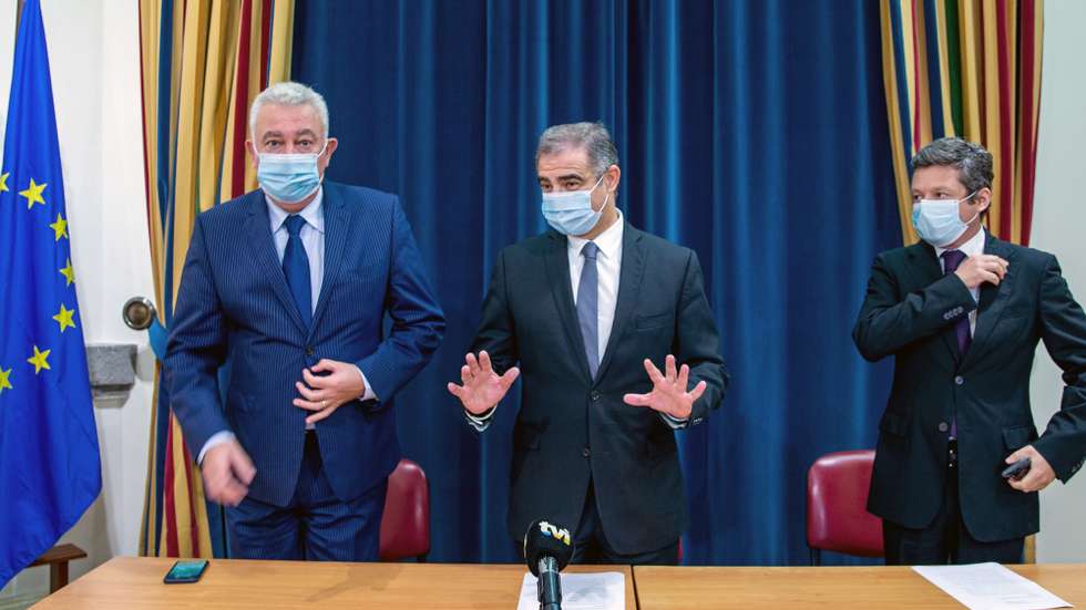 O presidente do Governo Regional dos Açores, José Manuel Bolieiro (C), ladeado pelo vice-presidente, Artur Lima (E), e pelo secretário Regional da Saúde, Clelio Meneses (D), intervém durante uma conferência de imprensa sobre o estado da pandemia do covid-19 nos Açores, na Secretaria Regional da Agricultura e Florestas, na Horta, ilha do Faial, 25 de novembro de 2020. O Governo dos Açores criou uma Comissão Especial de Acompanhamento da Luta Contra a Pandemia de covid-19, área que funcionará no gabinete do secretário da Saúde e será tutelada pelo médico Gustavo Tato Borges. EDUARDO COSTA/LUSA