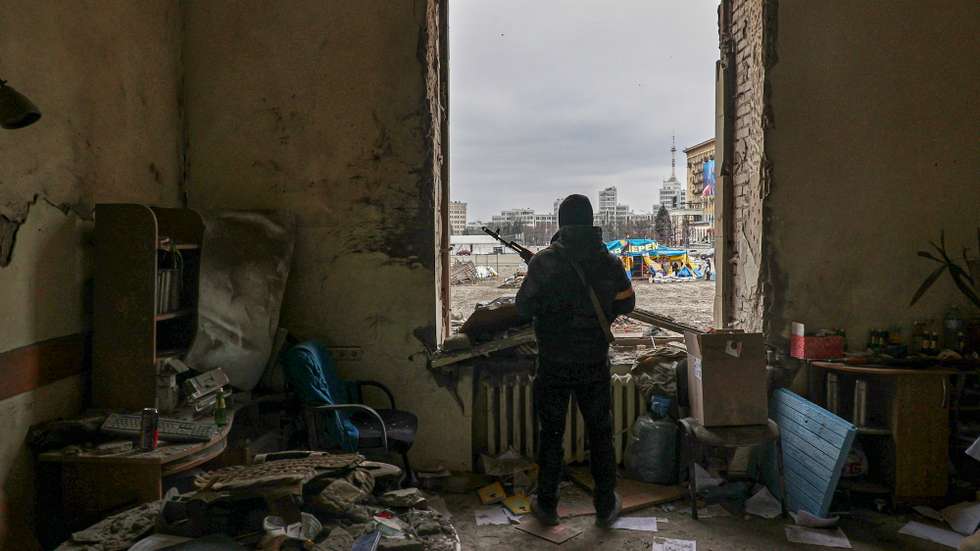 Um membro da Defesa da Ucrânia dentro de um edifício destruído na cidade de Kharkiv depois de um bombardeamente. Kharkiv, Ucrânia, 1 de março de 2022