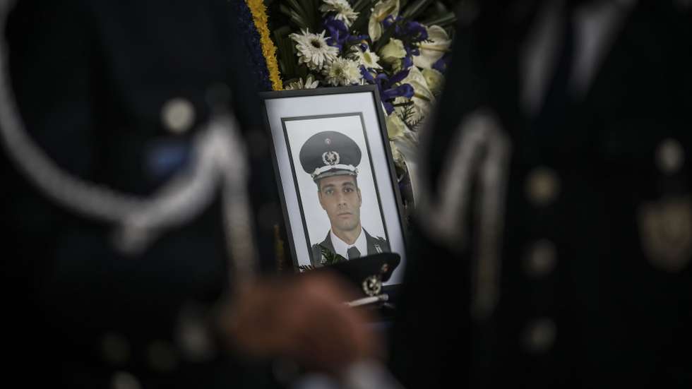 Fotografia do agente da PSP, Fábio Guerra, na viatura fúnebre que fez uma paragem na sede do Comando da PSP de Lisboa, em Moscavide, onde foi feita guarda de honra e um minuto de silêncio em memória do agente que morreu na sequência de agressões à porta de uma discoteca de Lisboa, 23 de março de 2022. ANDRÉ KOSTERS/LUSA